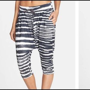 Nike Dri-Fit ‘Avant’ tiger harem capri, size large